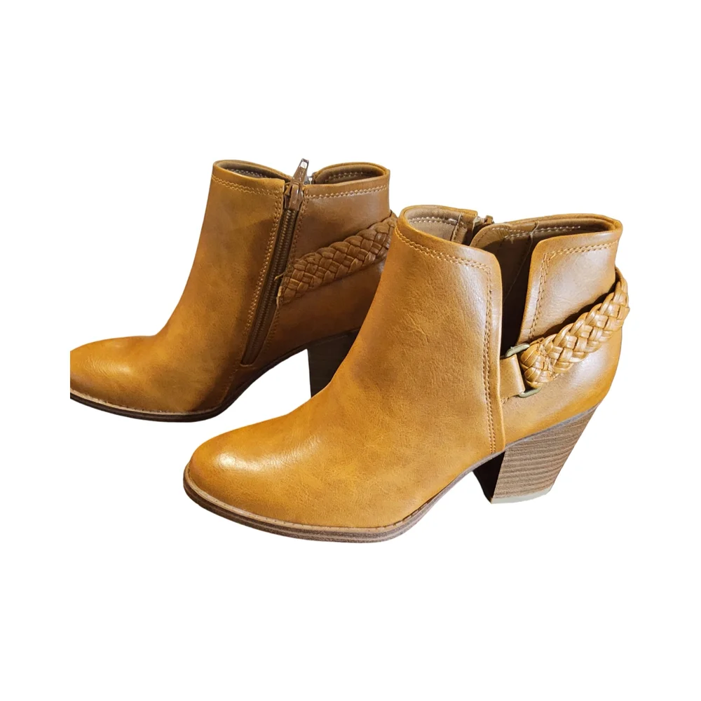 NWOT Size 6.5 BareTraps Charlotte Ankle Booties with Braided Detail in Chestnut